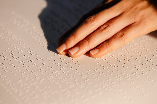 Słowo, które przekracza granice: Inicjatywy promujące czytanie wśród osób niepełnosprawnych